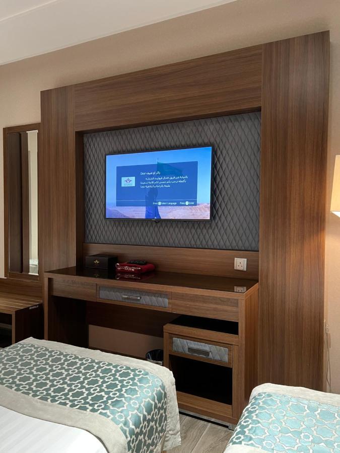 Violet Al Shisha Hotel Mecca Exterior photo A television in a hotel room in Iran