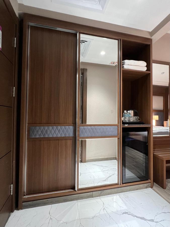 Violet Al Shisha Hotel Mecca Exterior photo A wardrobe
