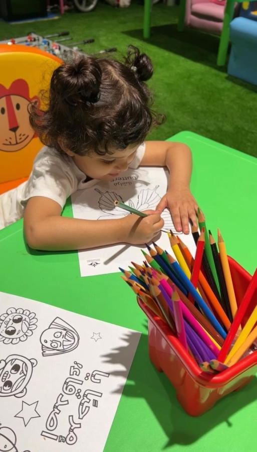 Violet Al Shisha Hotel Mecca Exterior photo A child coloring a coloring book.