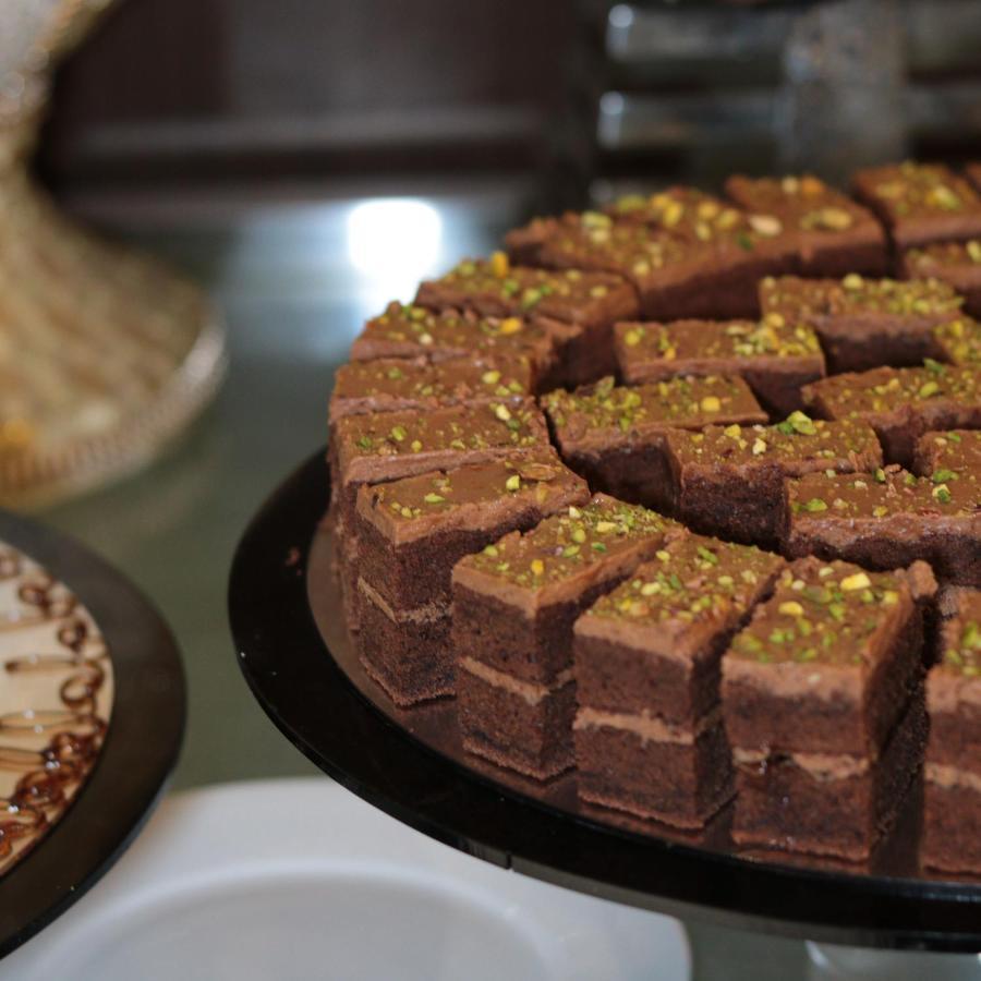 Violet Al Shisha Hotel Mecca Exterior photo "The chocolate cake is decorated with nuts and dried fruits."