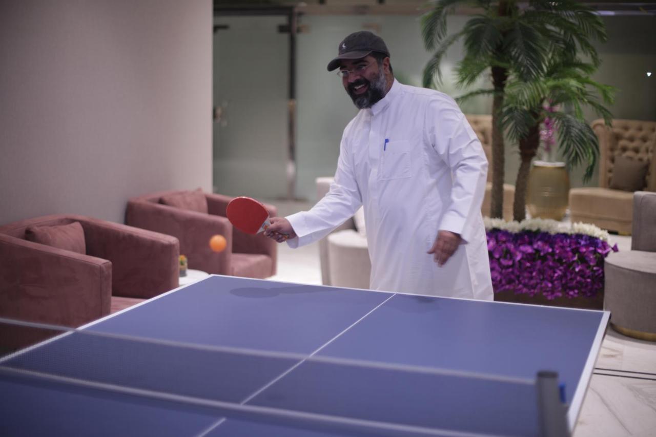 Violet Al Shisha Hotel Mecca Exterior photo A man playing ping pong.